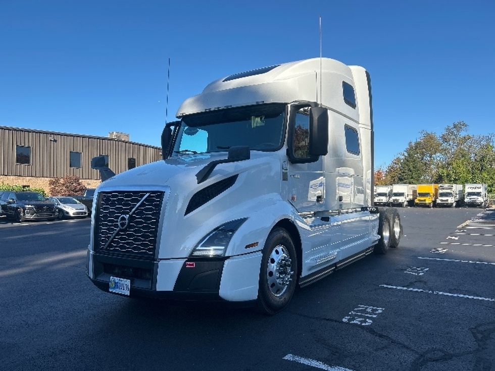 Sleeper Tractor-Heavy Duty Tractors-Volvo-2024-VNL64860-Bensalem-PA-697,041\n\t\tmiles-$ 82,750 - Image 3