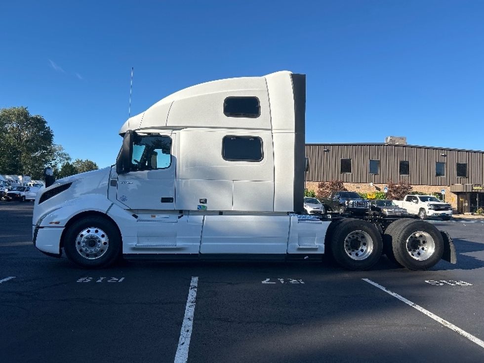 Sleeper Tractor-Heavy Duty Tractors-Volvo-2024-VNL64860-Bensalem-PA-697,041\n\t\tmiles-$ 82,750 - Image 4