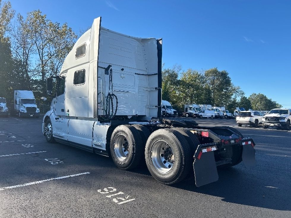 Sleeper Tractor-Heavy Duty Tractors-Volvo-2024-VNL64860-Bensalem-PA-697,041\n\t\tmiles-$ 82,750 - Image 5