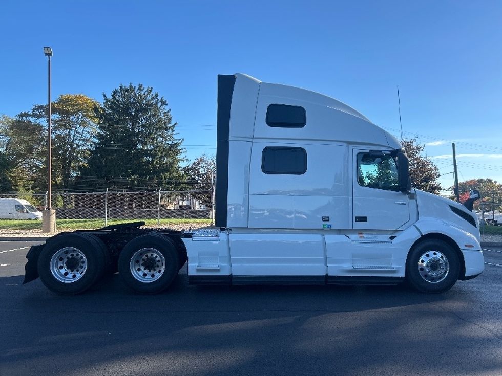 Sleeper Tractor-Heavy Duty Tractors-Volvo-2024-VNL64860-Bensalem-PA-697,041\n\t\tmiles-$ 82,750 - Image 8