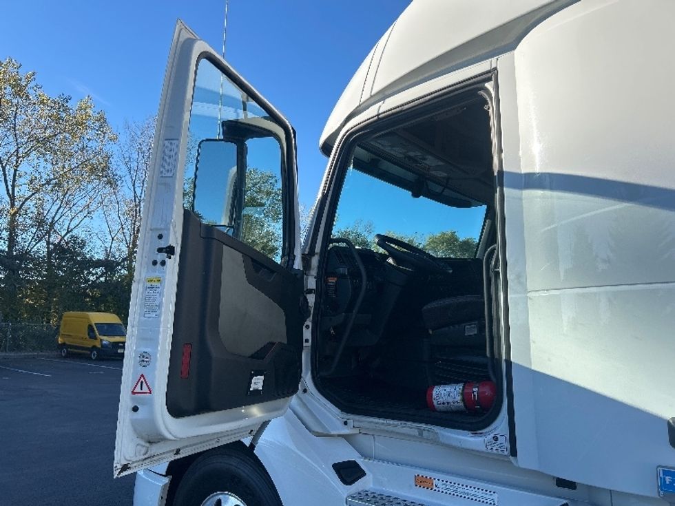 Sleeper Tractor-Heavy Duty Tractors-Volvo-2024-VNL64860-Bensalem-PA-697,041\n\t\tmiles-$ 82,750 - Image 9