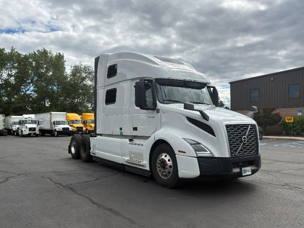 Sleeper Tractor-Heavy Duty Tractors-Volvo-2024-VNL64860-Bensalem-PA-729,000\n\t\tmiles-$ 75,000 - Image 1