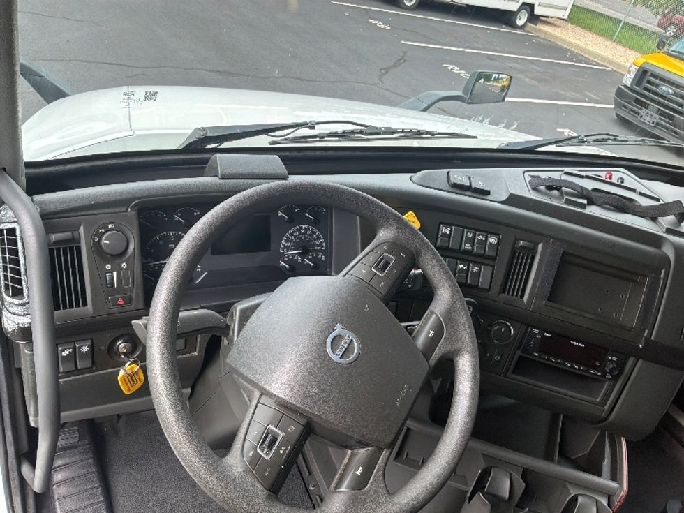 Sleeper Tractor-Heavy Duty Tractors-Volvo-2024-VNL64860-Bensalem-PA-729,000\n\t\tmiles-$ 75,000 - Image 10