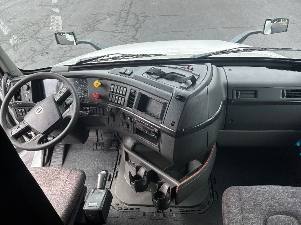 Sleeper Tractor-Heavy Duty Tractors-Volvo-2024-VNL64860-Bensalem-PA-729,000\n\t\tmiles-$ 75,000 - Image 11