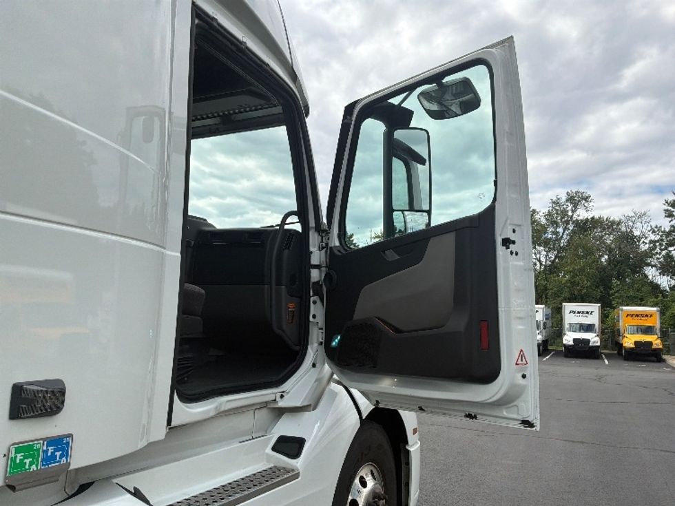 Sleeper Tractor-Heavy Duty Tractors-Volvo-2024-VNL64860-Bensalem-PA-729,000\n\t\tmiles-$ 75,000 - Image 12