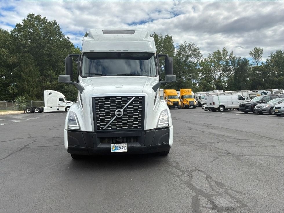 Sleeper Tractor-Heavy Duty Tractors-Volvo-2024-VNL64860-Bensalem-PA-729,000\n\t\tmiles-$ 75,000 - Image 2
