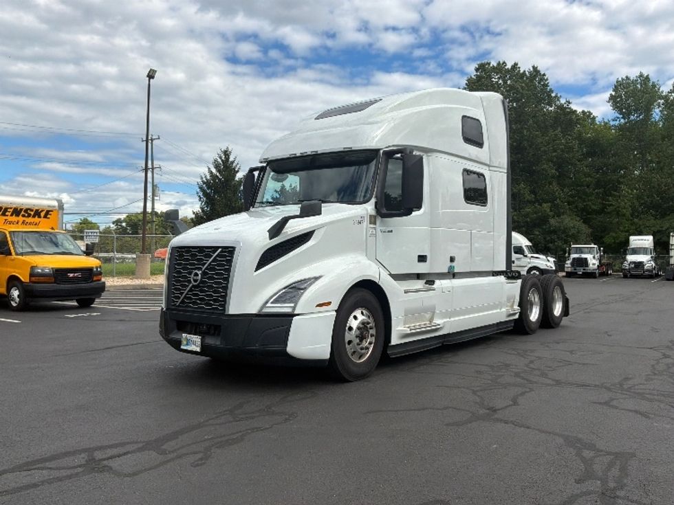 Sleeper Tractor-Heavy Duty Tractors-Volvo-2024-VNL64860-Bensalem-PA-729,000\n\t\tmiles-$ 75,000 - Image 3