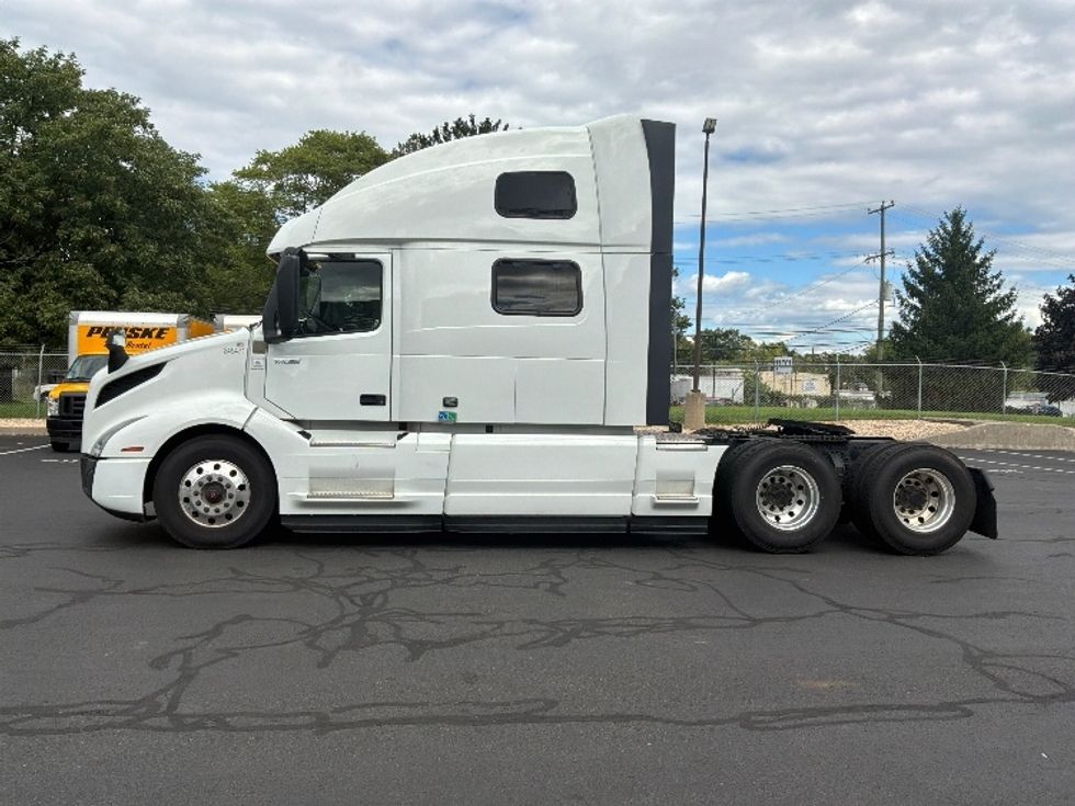 Sleeper Tractor-Heavy Duty Tractors-Volvo-2024-VNL64860-Bensalem-PA-729,000\n\t\tmiles-$ 75,000 - Image 4