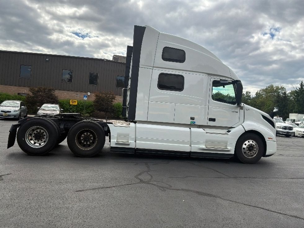 Sleeper Tractor-Heavy Duty Tractors-Volvo-2024-VNL64860-Bensalem-PA-729,000\n\t\tmiles-$ 75,000 - Image 8