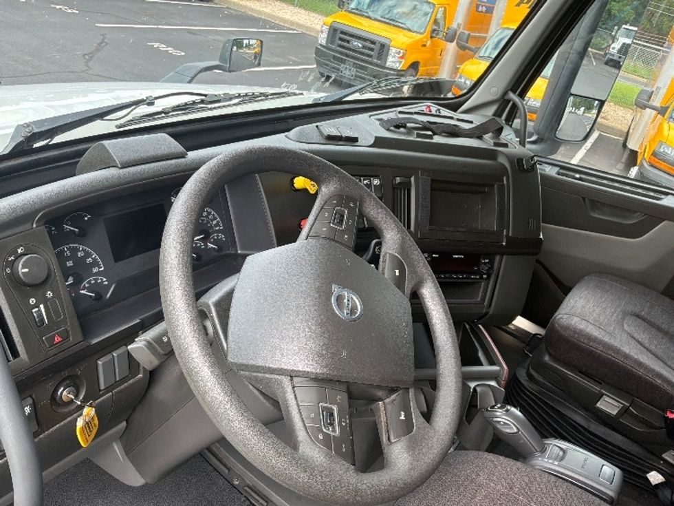 Sleeper Tractor-Heavy Duty Tractors-Volvo-2024-VNL64860-Bensalem-PA-729,000\n\t\tmiles-$ 75,000 - Image 9