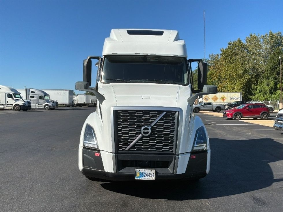 Sleeper Tractor-Heavy Duty Tractors-Volvo-2024-VNL64860-Bensalem-PA-769,743\n\t\tmiles-$ 75,000 - Image 2