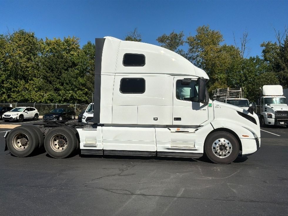 Sleeper Tractor-Heavy Duty Tractors-Volvo-2024-VNL64860-Bensalem-PA-769,743\n\t\tmiles-$ 75,000 - Image 8