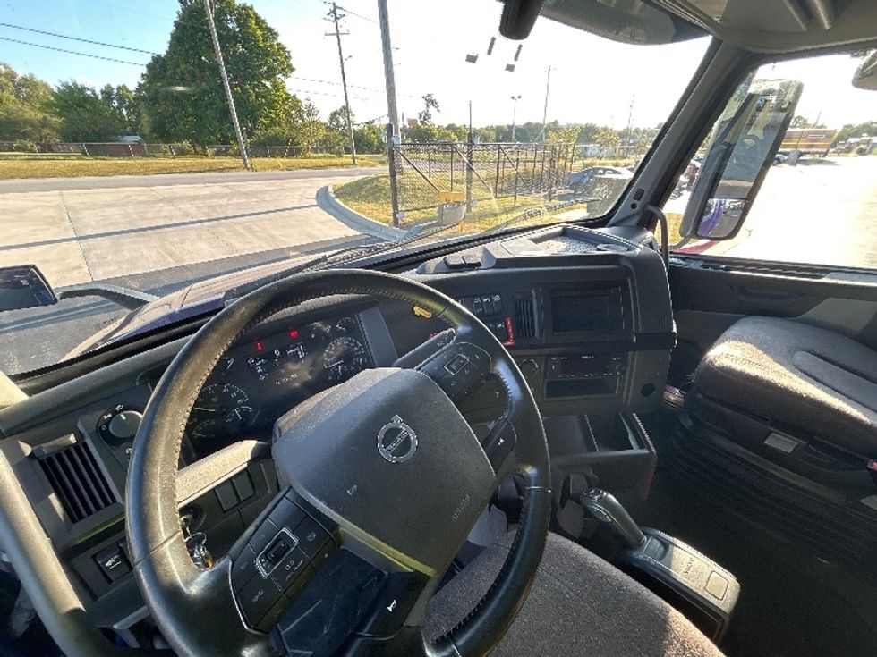 Sleeper Tractor-Heavy Duty Tractors-Volvo-2024-VNL64860-Fort Smith-AR-314,964\n\t\tmiles-$ 127,500 - Image 10