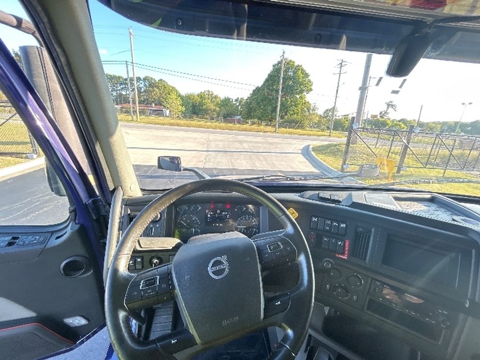 Sleeper Tractor-Heavy Duty Tractors-Volvo-2024-VNL64860-Fort Smith-AR-314,964\n\t\tmiles-$ 127,500 - Image 11
