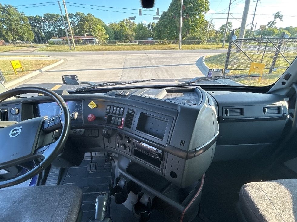 Sleeper Tractor-Heavy Duty Tractors-Volvo-2024-VNL64860-Fort Smith-AR-314,964\n\t\tmiles-$ 127,500 - Image 12