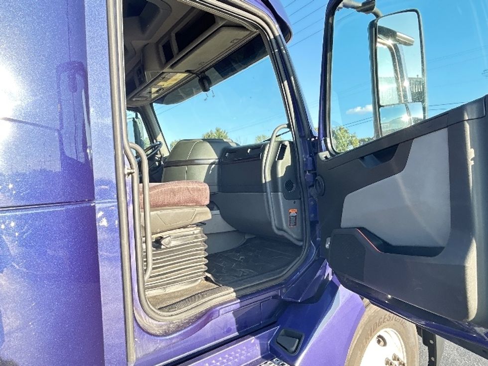 Sleeper Tractor-Heavy Duty Tractors-Volvo-2024-VNL64860-Fort Smith-AR-314,964\n\t\tmiles-$ 127,500 - Image 13