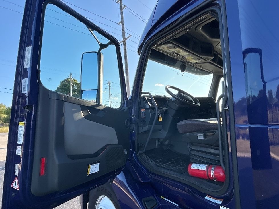 Sleeper Tractor-Heavy Duty Tractors-Volvo-2024-VNL64860-Fort Smith-AR-314,964\n\t\tmiles-$ 127,500 - Image 9