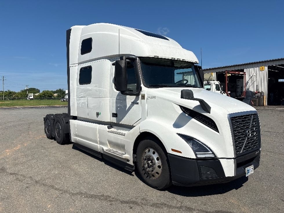Sleeper Tractor-Heavy Duty Tractors-Volvo-2024-VNL64860-Greensboro-NC-509,646\n\t\tmiles-$ 106,500 - Image 1