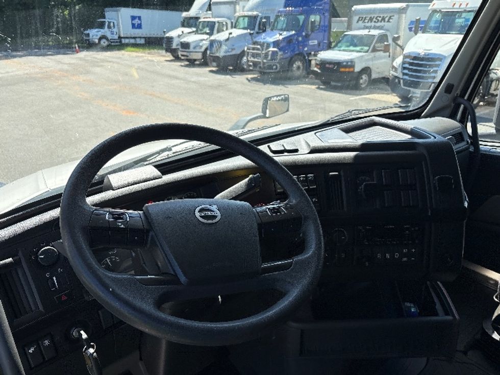 Sleeper Tractor-Heavy Duty Tractors-Volvo-2024-VNL64860-Greensboro-NC-509,646\n\t\tmiles-$ 106,500 - Image 10