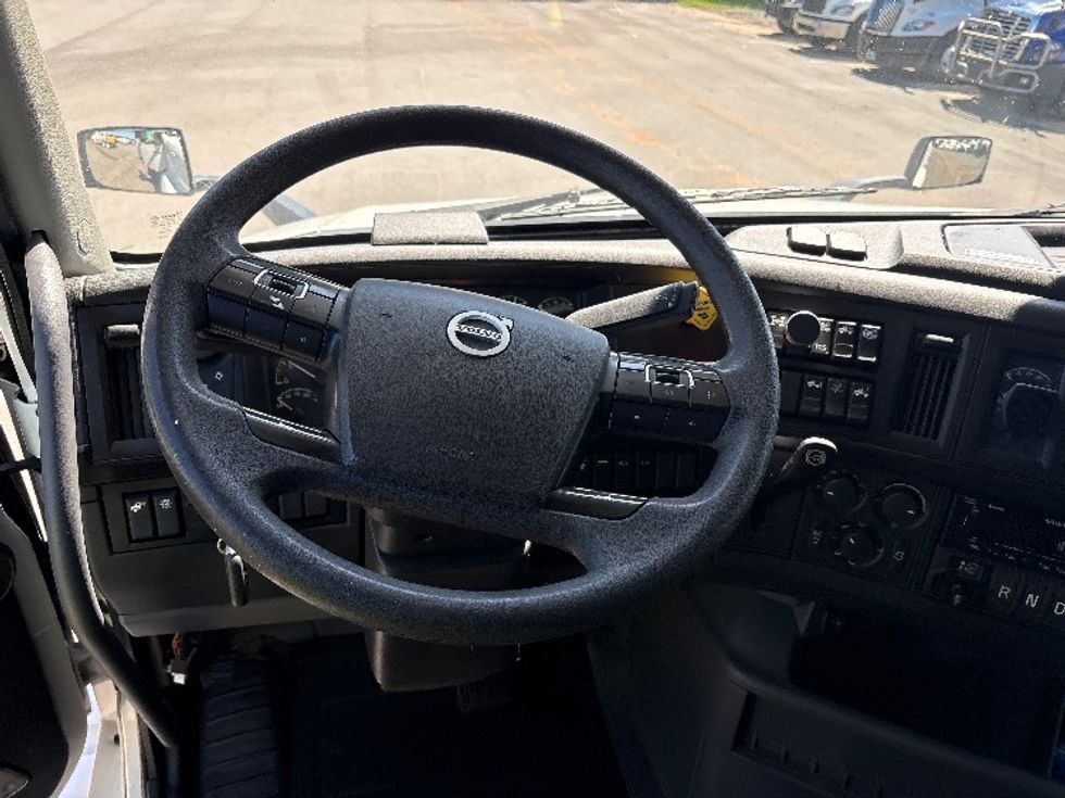 Sleeper Tractor-Heavy Duty Tractors-Volvo-2024-VNL64860-Greensboro-NC-509,646\n\t\tmiles-$ 106,500 - Image 11