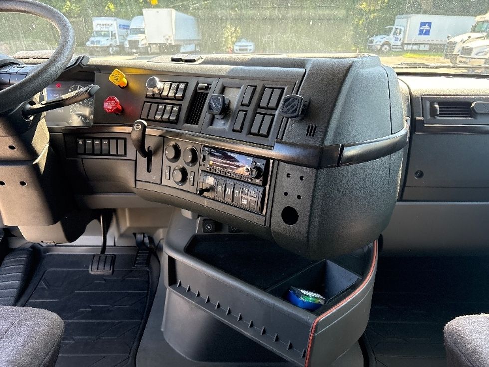 Sleeper Tractor-Heavy Duty Tractors-Volvo-2024-VNL64860-Greensboro-NC-509,646\n\t\tmiles-$ 106,500 - Image 12
