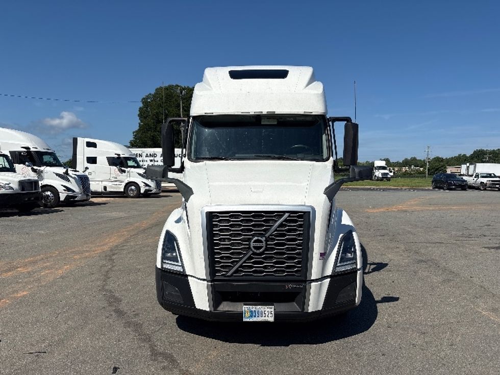 Sleeper Tractor-Heavy Duty Tractors-Volvo-2024-VNL64860-Greensboro-NC-509,646\n\t\tmiles-$ 106,500 - Image 2