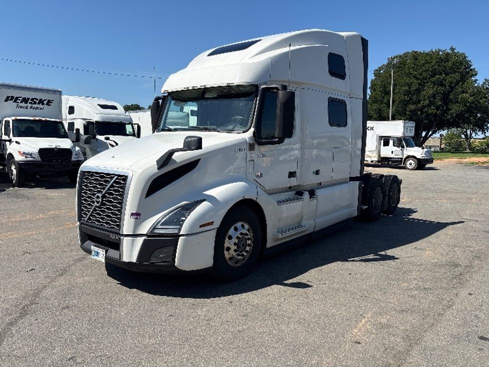 Sleeper Tractor-Heavy Duty Tractors-Volvo-2024-VNL64860-Greensboro-NC-509,646\n\t\tmiles-$ 106,500 - Image 3