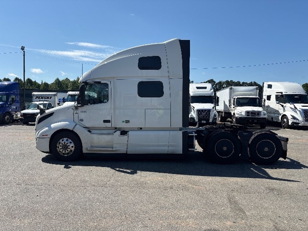 Sleeper Tractor-Heavy Duty Tractors-Volvo-2024-VNL64860-Greensboro-NC-509,646\n\t\tmiles-$ 106,500 - Image 4