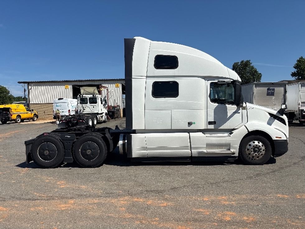 Sleeper Tractor-Heavy Duty Tractors-Volvo-2024-VNL64860-Greensboro-NC-509,646\n\t\tmiles-$ 106,500 - Image 8