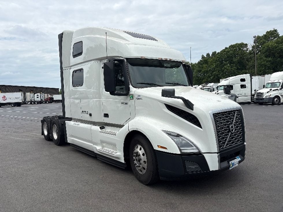 Sleeper Tractor-Heavy Duty Tractors-Volvo-2024-VNL64860-Greensboro-NC-556,189\n\t\tmiles-$ 92,250 - Image 1