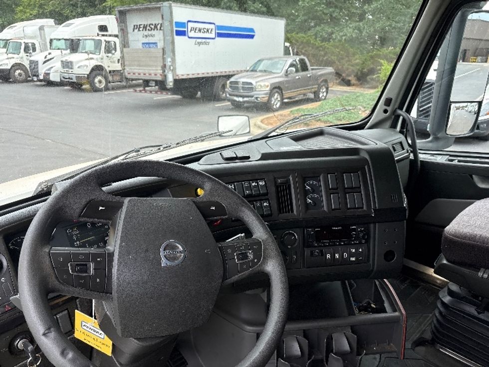 Sleeper Tractor-Heavy Duty Tractors-Volvo-2024-VNL64860-Greensboro-NC-556,189\n\t\tmiles-$ 92,250 - Image 10