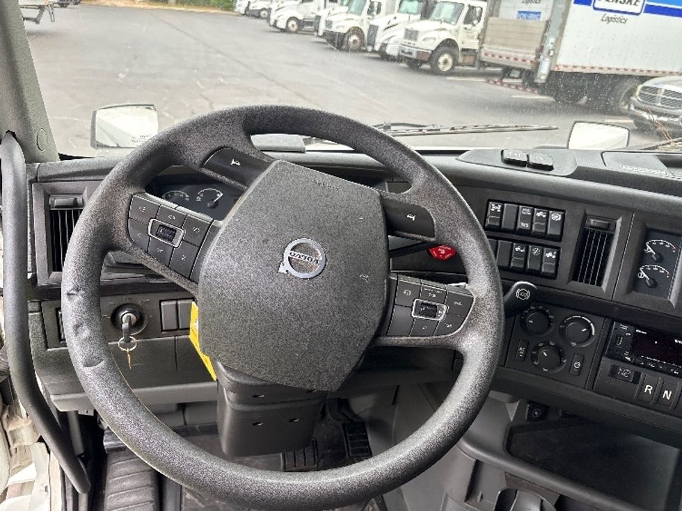Sleeper Tractor-Heavy Duty Tractors-Volvo-2024-VNL64860-Greensboro-NC-556,189\n\t\tmiles-$ 92,250 - Image 11