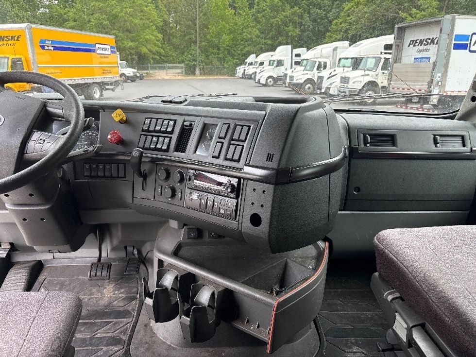 Sleeper Tractor-Heavy Duty Tractors-Volvo-2024-VNL64860-Greensboro-NC-556,189\n\t\tmiles-$ 92,250 - Image 12