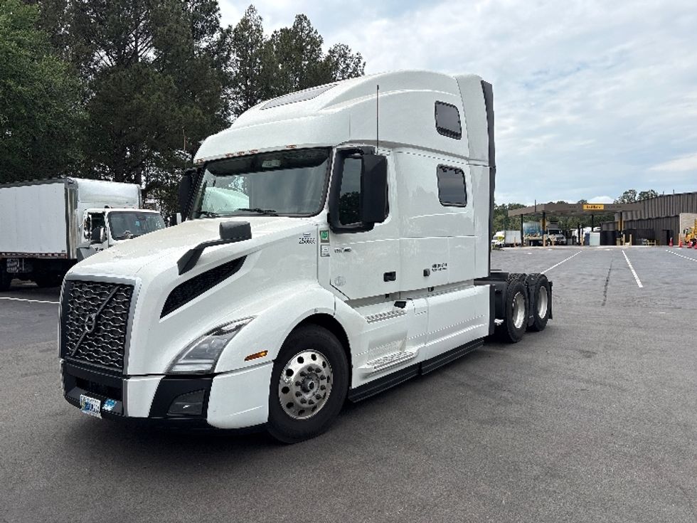 Sleeper Tractor-Heavy Duty Tractors-Volvo-2024-VNL64860-Greensboro-NC-556,189\n\t\tmiles-$ 92,250 - Image 3