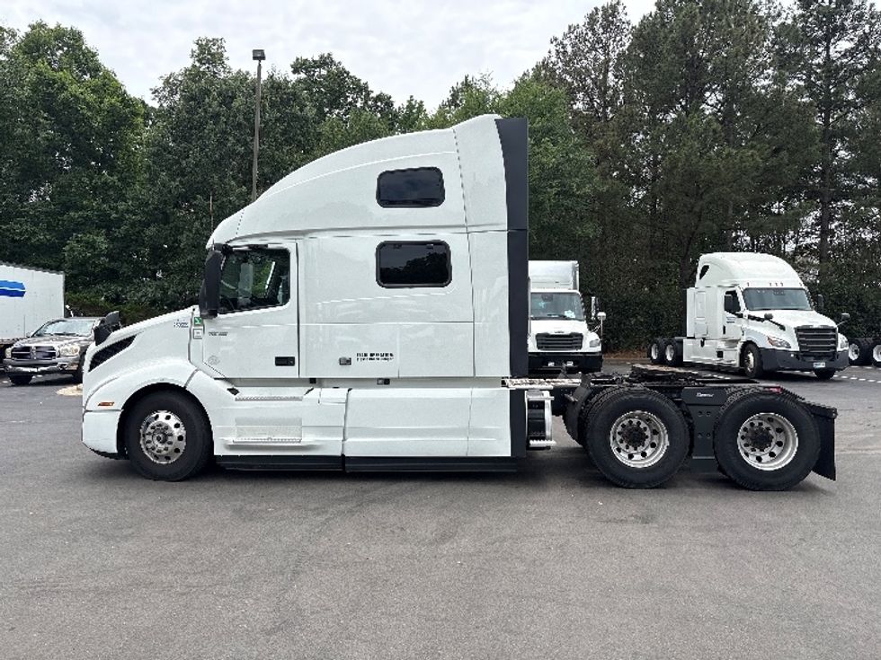 Sleeper Tractor-Heavy Duty Tractors-Volvo-2024-VNL64860-Greensboro-NC-556,189\n\t\tmiles-$ 92,250 - Image 4