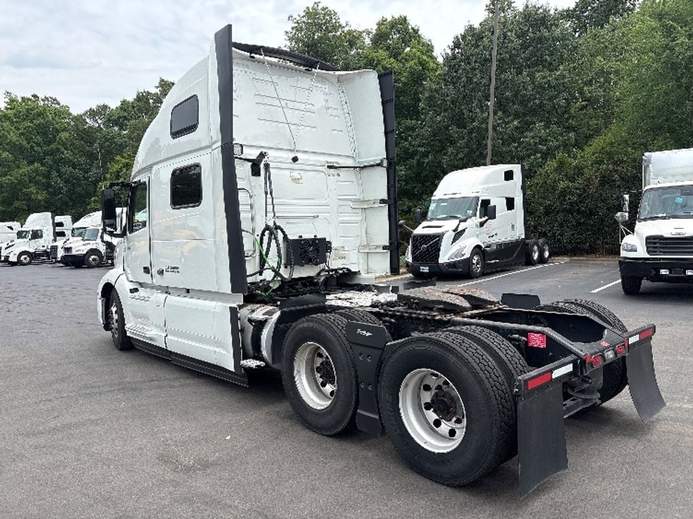 Sleeper Tractor-Heavy Duty Tractors-Volvo-2024-VNL64860-Greensboro-NC-556,189\n\t\tmiles-$ 92,250 - Image 5