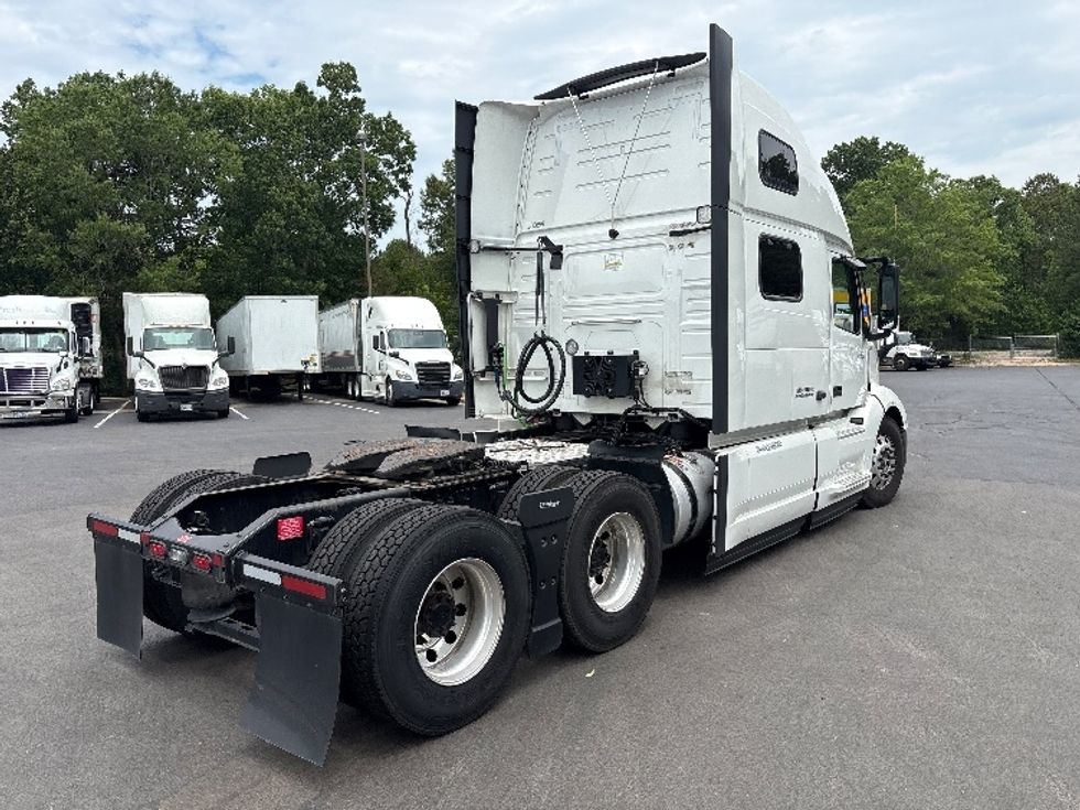Sleeper Tractor-Heavy Duty Tractors-Volvo-2024-VNL64860-Greensboro-NC-556,189\n\t\tmiles-$ 92,250 - Image 7