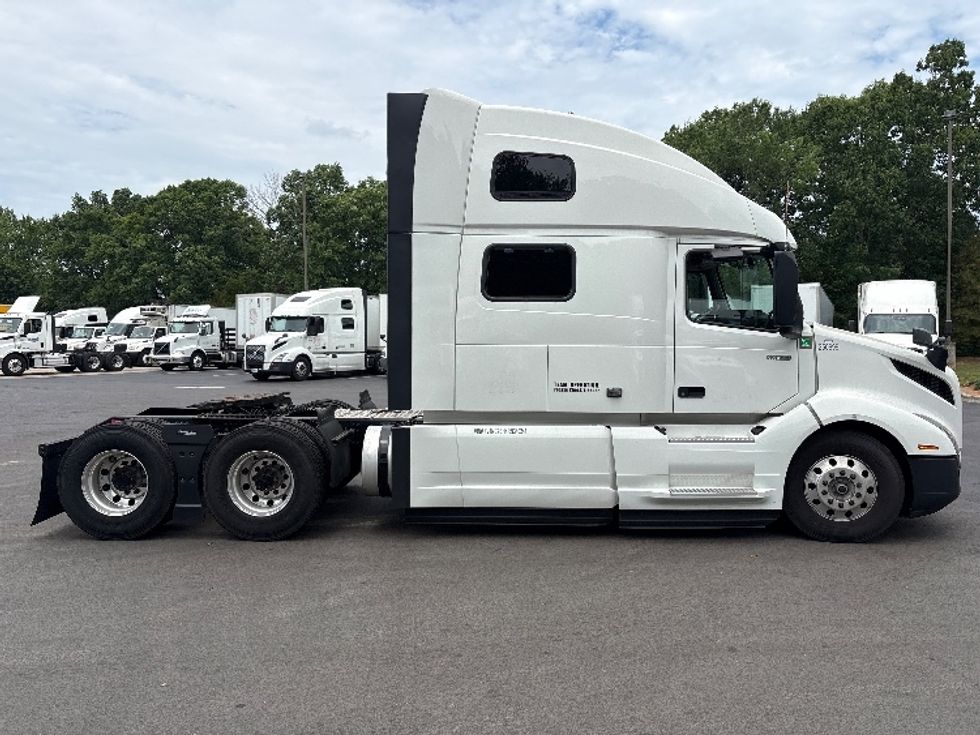 Sleeper Tractor-Heavy Duty Tractors-Volvo-2024-VNL64860-Greensboro-NC-556,189\n\t\tmiles-$ 92,250 - Image 8