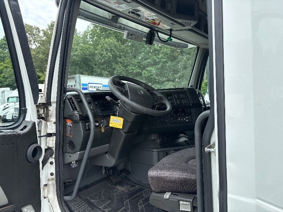 Sleeper Tractor-Heavy Duty Tractors-Volvo-2024-VNL64860-Greensboro-NC-556,189\n\t\tmiles-$ 92,250 - Image 9
