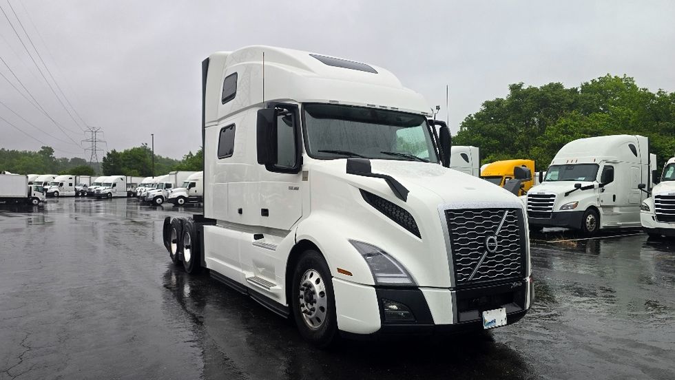 Sleeper Tractor-Heavy Duty Tractors-Volvo-2024-VNL64860-Greensboro-NC-579,060\n\t\tmiles-$ 90,250 - Image 1
