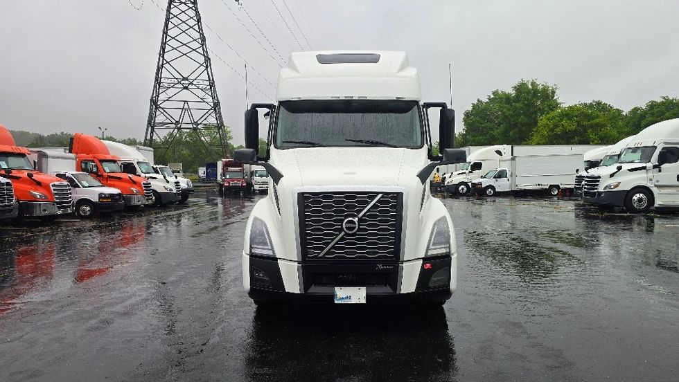 Sleeper Tractor-Heavy Duty Tractors-Volvo-2024-VNL64860-Greensboro-NC-579,060\n\t\tmiles-$ 90,250 - Image 2