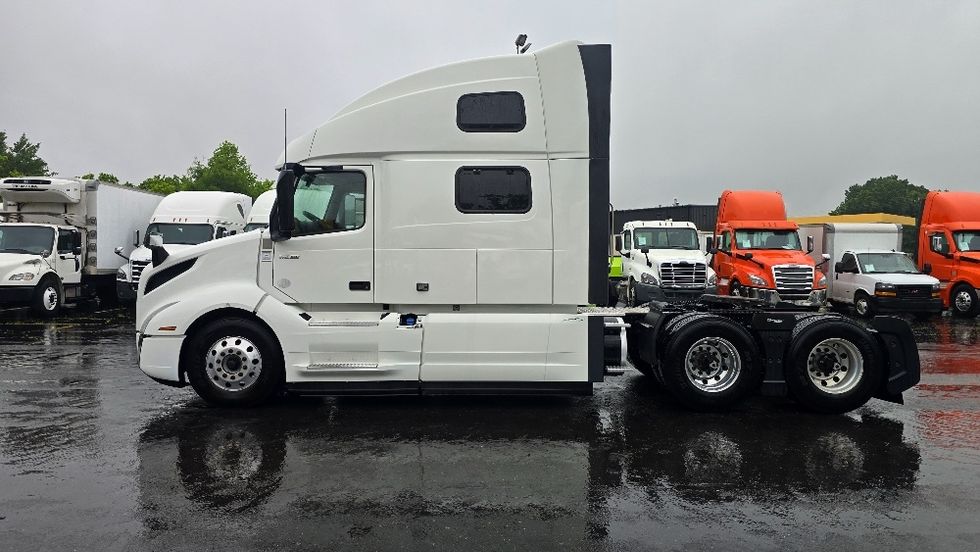 Sleeper Tractor-Heavy Duty Tractors-Volvo-2024-VNL64860-Greensboro-NC-579,060\n\t\tmiles-$ 90,250 - Image 4