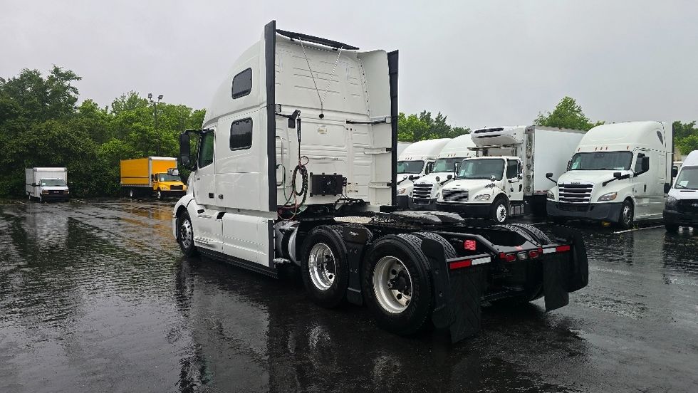 Sleeper Tractor-Heavy Duty Tractors-Volvo-2024-VNL64860-Greensboro-NC-579,060\n\t\tmiles-$ 90,250 - Image 5