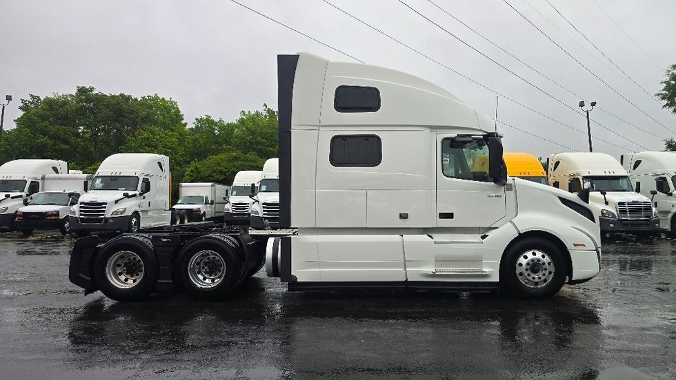 Sleeper Tractor-Heavy Duty Tractors-Volvo-2024-VNL64860-Greensboro-NC-579,060\n\t\tmiles-$ 90,250 - Image 8