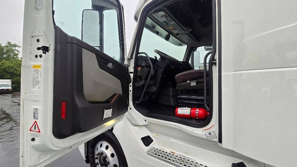 Sleeper Tractor-Heavy Duty Tractors-Volvo-2024-VNL64860-Greensboro-NC-579,060\n\t\tmiles-$ 90,250 - Image 9