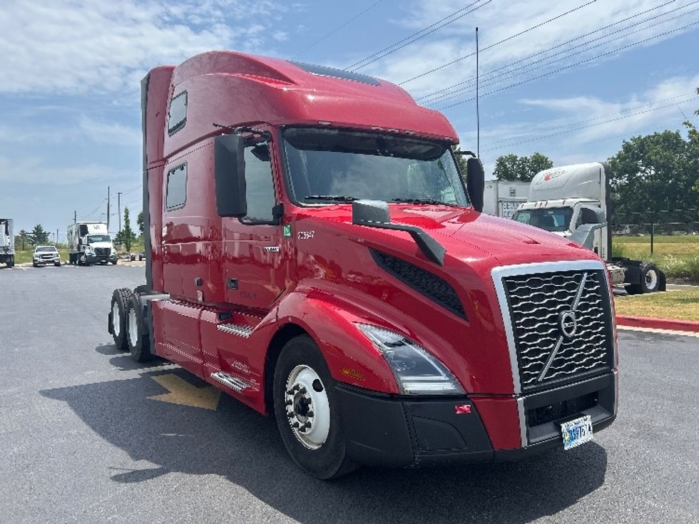 Sleeper Tractor-Heavy Duty Tractors-Volvo-2024-VNL64860-Lowell-AR-345,313\n\t\tmiles-$ 120,750 - Image 1