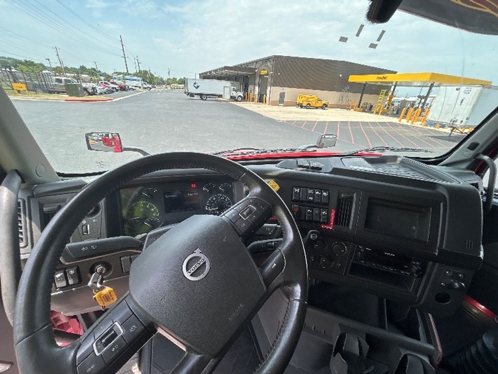 Sleeper Tractor-Heavy Duty Tractors-Volvo-2024-VNL64860-Lowell-AR-345,313\n\t\tmiles-$ 120,750 - Image 11
