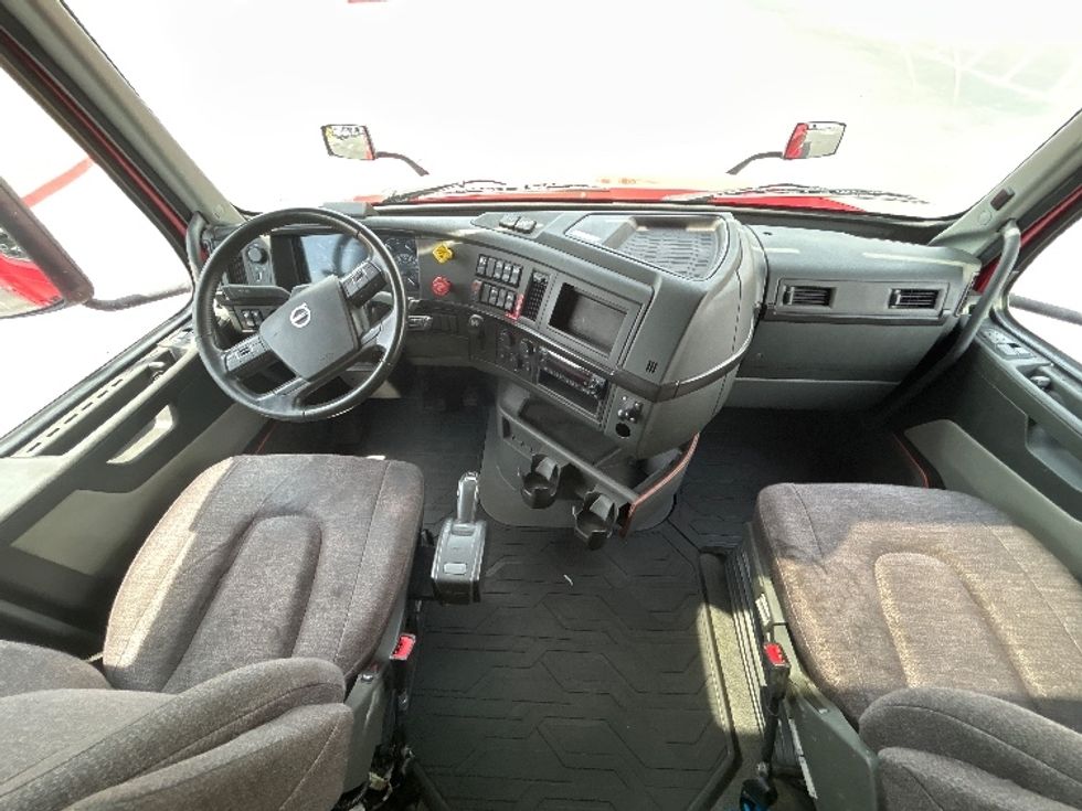 Sleeper Tractor-Heavy Duty Tractors-Volvo-2024-VNL64860-Lowell-AR-345,313\n\t\tmiles-$ 120,750 - Image 12