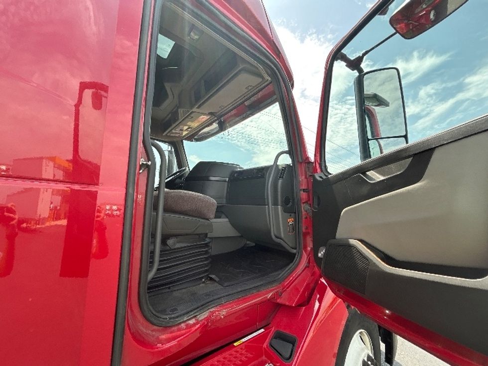 Sleeper Tractor-Heavy Duty Tractors-Volvo-2024-VNL64860-Lowell-AR-345,313\n\t\tmiles-$ 120,750 - Image 13