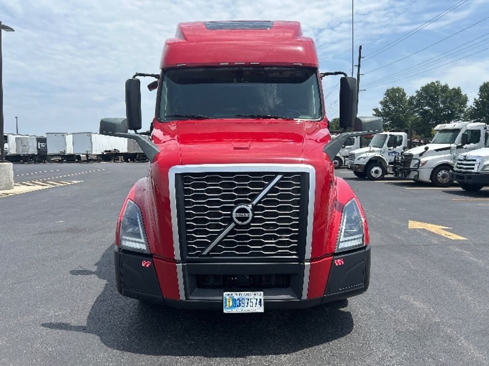 Sleeper Tractor-Heavy Duty Tractors-Volvo-2024-VNL64860-Lowell-AR-345,313\n\t\tmiles-$ 120,750 - Image 2